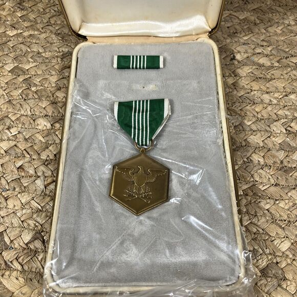 ARMY COMMENDATION MEDAL - RIBBON & PRESENTATION CASE - Picture 1 of 4
